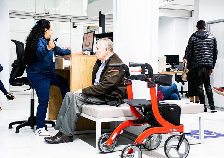 Atención preferencial a persona mayor en la Ventanilla Única de Servicios Foto: Felipe Rocha © Consorcio Circulemos Digital, 2023