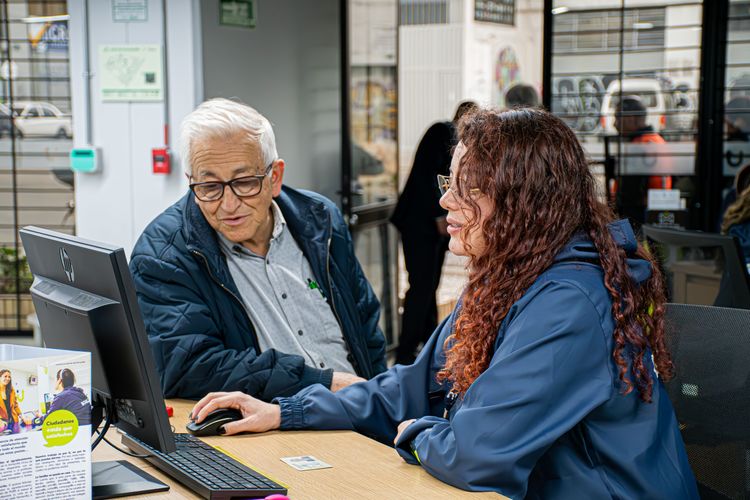 Persona mayor siendo atendido por una analista en la Ventanilla Única de Servicios – Foto: Felipe Rocha - © Consorcio Circulemos Digital, 2023.