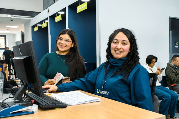 Ciudadana sonríe al ser atendida por una analista de la Ventanilla Única de Servicios - Foto: Valentina Bachiller © Consorcio Circulemos Digital, 2026