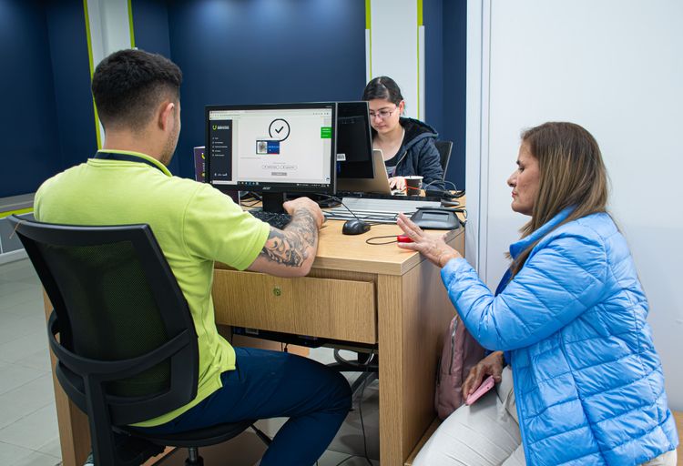 Atención a ciudadanía en módulo – Foto: Felipe Rocha © Consorcio Circulemos Digital, 2023 