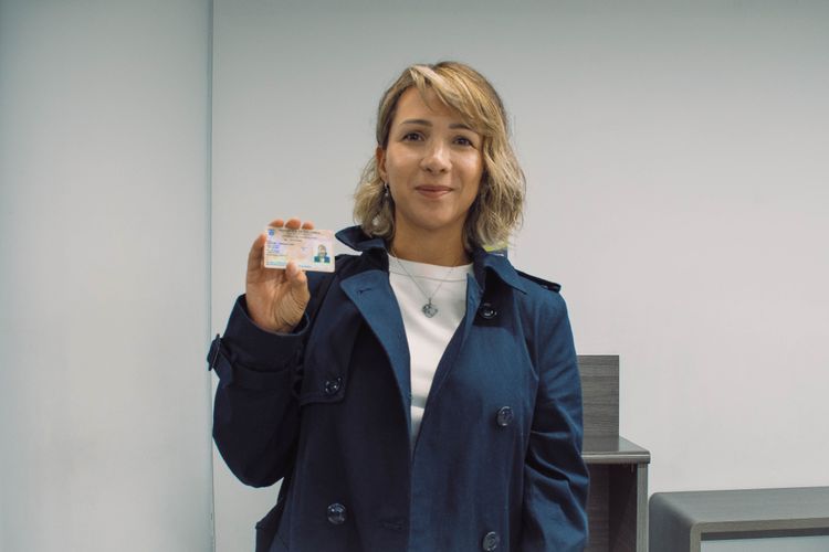 Ciudadana muestra su licencia de conducción renovada en la Ventanilla - Foto: Valentina Bachiller © Consorcio Circulemos Digital, 2025