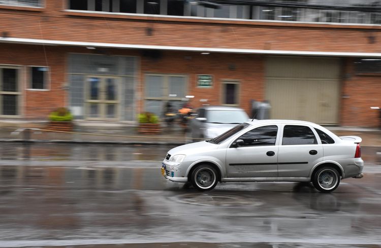 Vehículo particular transita por las calles de Bogotá - Foto: Felipe Rocha © Consorcio Circulemos Digital, 2023 
