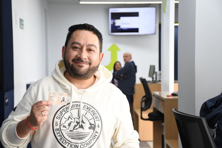 Ciudadano muestra su licencia de conducción expedida en la Ventanilla Única de Servicios - Foto: Felipe Rocha © Consorcio Circulemos Digital, 2023