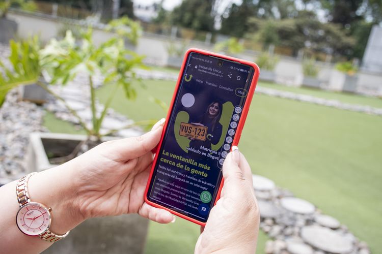 Ciudadana ingresa a la página de la Ventanilla Única de Servicios desde su celular - Foto: Felipe Rocha © Consorcio Circulemos Digital, 2023