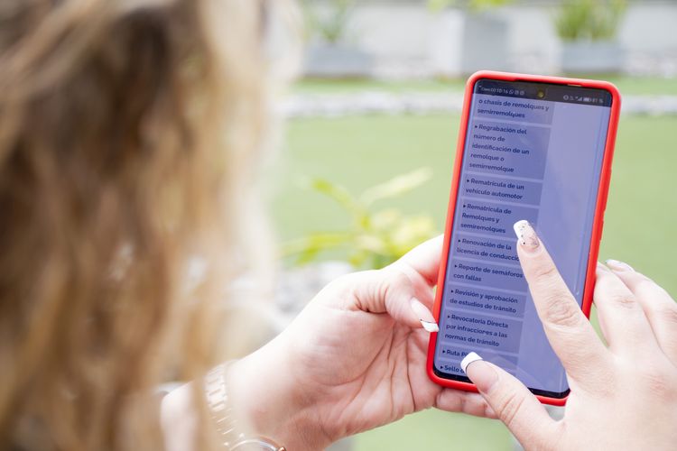 Ciudadana navegando en www.ventanillamovilidad.com.co desde su celular Foto: Felipe Rocha © Consorcio Circulemos Digital, 2023