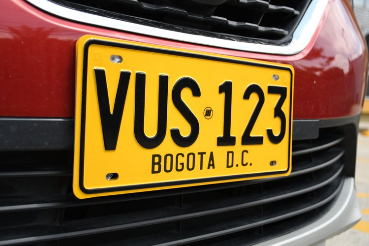 Placa de carro particular matriculado en Bogotá Foto: Felipe Rocha © Consorcio Circulemos Digital, 2024 