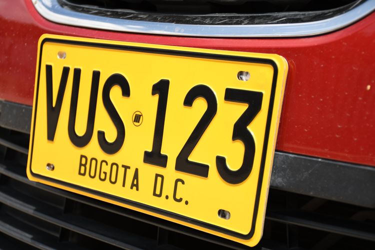 Placa nueva de vehículo matriculado en Bogotá D.C. - Foto: Felipe Rocha © Consorcio Circulemos Digital, 2024 