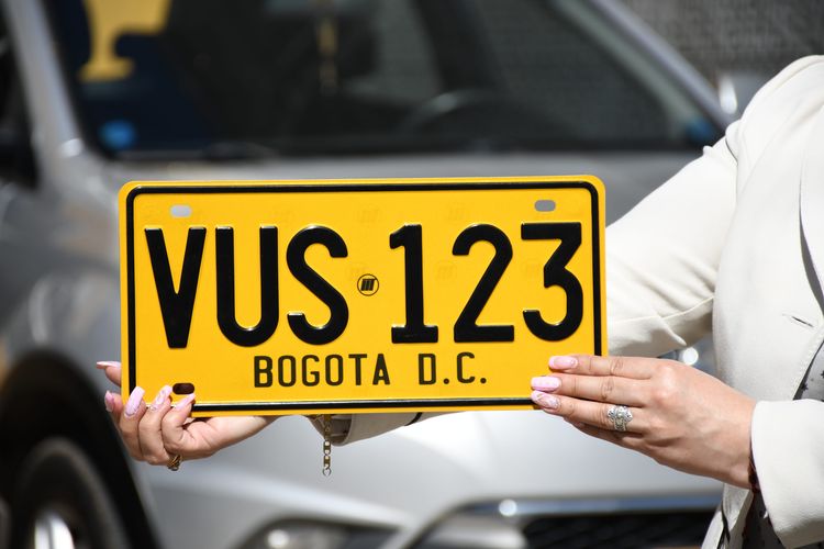 Placa de vehículo matriculada en Bogotá - Foto: Felipe Rocha - © Consorcio Circulemos Digital, 2024. 