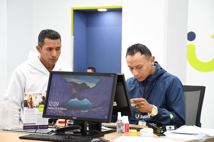 Analista valida el documento de identidad del ciudadano que realiza su trámite en la Ventanilla Única de Servicios - Foto: Felipe Rocha © Consorcio Circulemos Digital, 2023