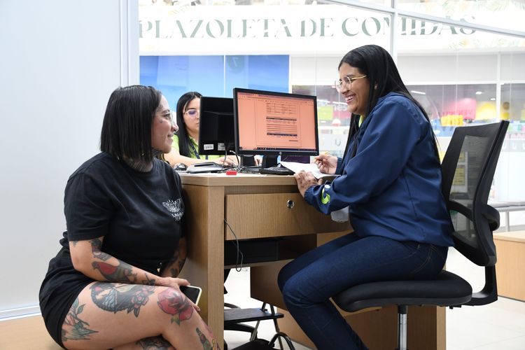 Atención a la ciudadanía - Foto: Felipe Rocha © Consorcio Circulemos Digital, 2024 