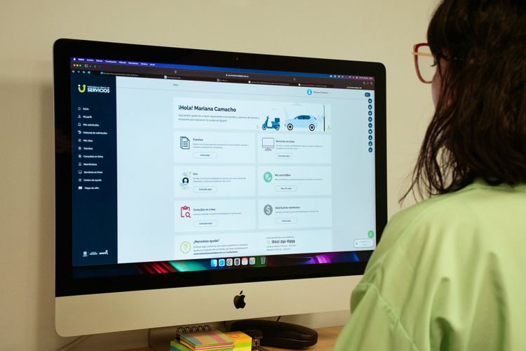 Persona ingresando a la página de la Ventanilla desde su computador - Foto: Nicolle Bachiller © Consorcio Circulemos Digital, 2025 