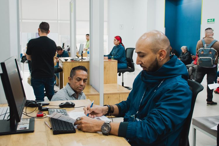 Ciudadano radica su trámite en la Ventanilla Única de Servicios - Foto: Valentina Bachiller © Consorcio Circulemos Digital, 2025