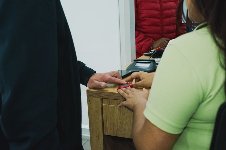 Toma de huellas dactilares para trámite en la Ventanilla Única de Servicios - Foto: Valentina Bachiller © Consorcio Circulemos Digital, 2025