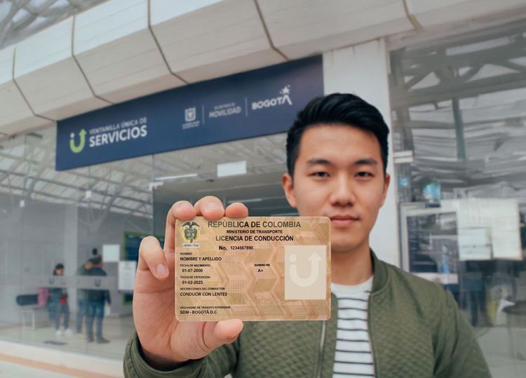 Persona extranjera expide su licencia de conducción por convalidación en la Ventanilla Única de Servicios – Imagen: © Consorcio Circulemos Digital, 2026