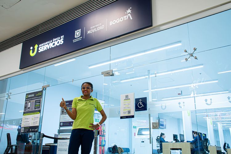 Colaboradora da la bienvenida a la Ventanilla Única de Servicios ubicada en el Centro Comercial Gran Plaza Bosa - Foto: Felipe Rocha © Consorcio Circulemos Digital, 2023  