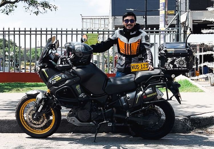 Motociclista posando por las vías de Bogotá -Foto: Nicolle Bachiller © Consorcio Circulemos Digital, 2025 