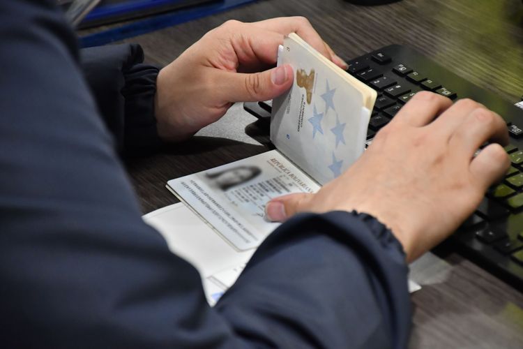 Pasaporte de la República Bolivariana de Venezuela de persona realizando un trámite en la Ventanilla Única de Servicios - Foto: Felipe Rocha © Consorcio Circulemos Digital, 2024