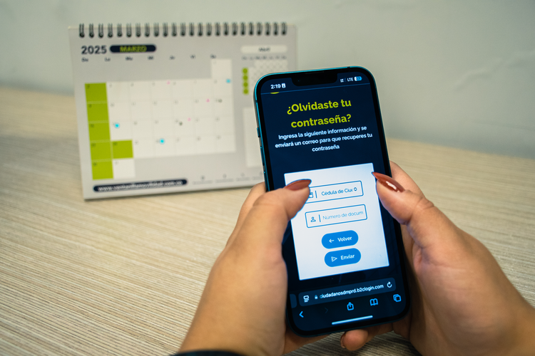 Restablecimiento de contraseña desde un celular - Foto: Valentina Bachiller © Consorcio Circulemos Digital, 2025
