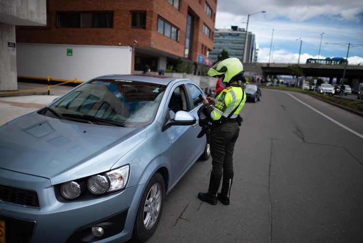 Policía de tránsito y transporte de Bogotá impone comparendo a conductor.