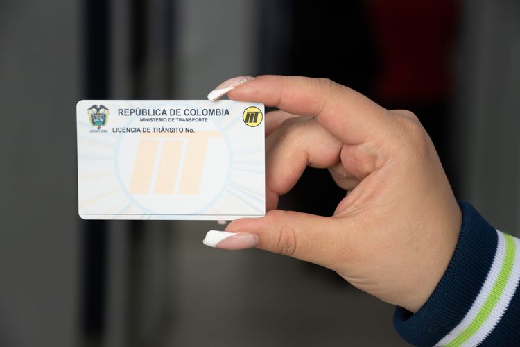 Licencia de tránsito sin datos sostenida por una colaboradora de la Ventanilla Única de Servicios - Foto: Felipe Rocha - © Consorcio Circulemos Digital, 2023. 