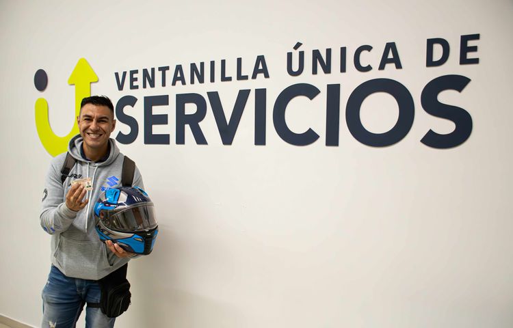 Motociclista con su licencia de conducción luego de ser renovada en la Ventanilla Única de Servicios - Foto: Felipe Rocha © Consorcio Circulemos Digital, 2023