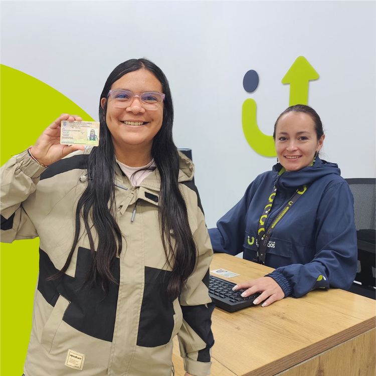 Usuaria y colaboradora luego de expedir la licencia de conducción en la Ventanilla Única de Servicios - Fotografía: Andrea Gonzalez Salinas © Consorcio Circulemos Digital, 2026