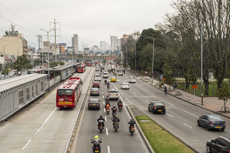 Vehículos circulan por las vías de Bogotá- Foto: Felipe Rocha © Consorcio Circulemos Digital, 2024