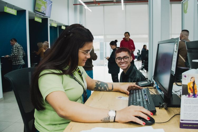 Joven sonríe y es atendido por analista de la Ventanilla Única de Servicios - Foto: Valentina Bachiller © Consorcio Circulemos Digital, 2025 