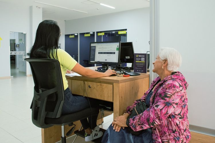 Atención a persona mayor en la Ventanilla Única de Servicios- Foto: Nicolle Bachiller © Consorcio -Circulemos Digital, 2025 