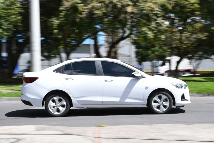 Vehículo automotor transitando por Bogotá - Foto: Felipe Rocha © Consorcio Circulemos Digital, 2024 