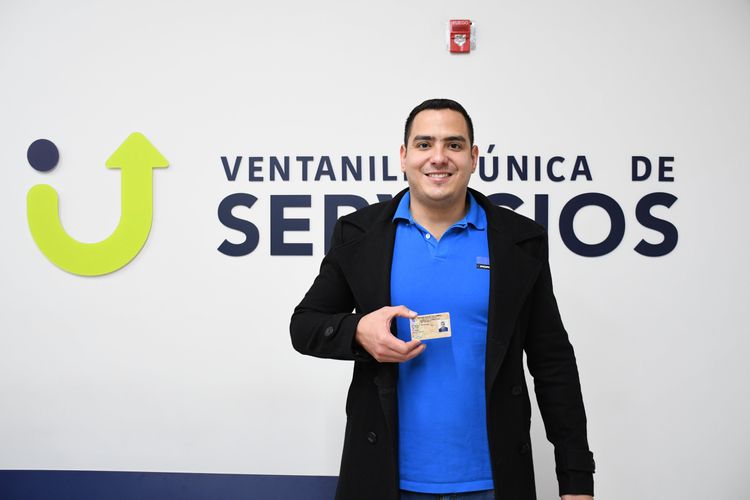 Ciudadano sonríe por tener su Licencia de Conducción renovada en la Ventanilla Única de Servicios - Foto: Felipe Rocha © Consorcio Circulemos Digital, 2023 