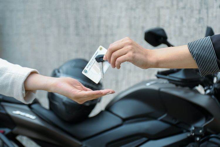 Entrega de llave y tarjeta de propiedad luego de un traspaso de propiedad exitoso - Foto: Valentina Bachiller © Consorcio Circulemos Digital, 2025