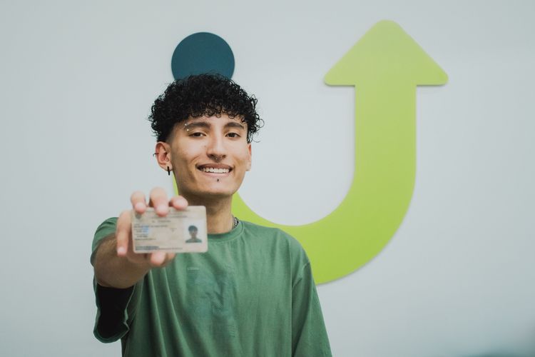 Joven sonríe y muestra su nueva licencia de conducción - Foto: Valentina Bachiller © Consorcio Circulemos Digital, 2025 