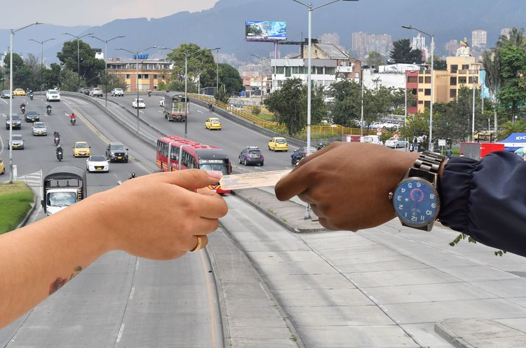 Entrega de licencia de conducción en Bogotá. Foto: Felipe Rocha – © Consorcio Circulemos Digital, 2023