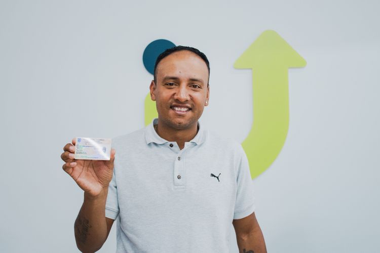 Hombre sostiene su licencia de conducción en la Ventanilla Única de Servicios. - Foto: Valentina Bachiller © Consorcio Circulemos Digital, 2025 