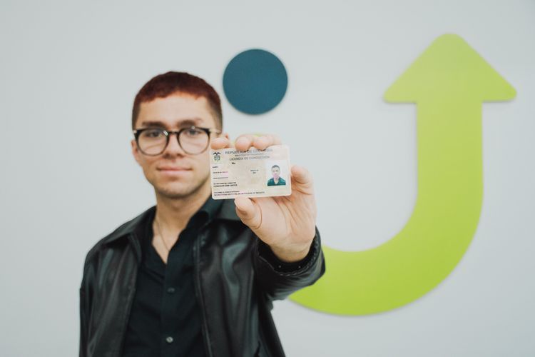 Joven sostiene su licencia de conducción expedida en la Ventanilla Única de Servicios - Foto: Valentina Bachiller © Consorcio Circulemos Digital, 2025