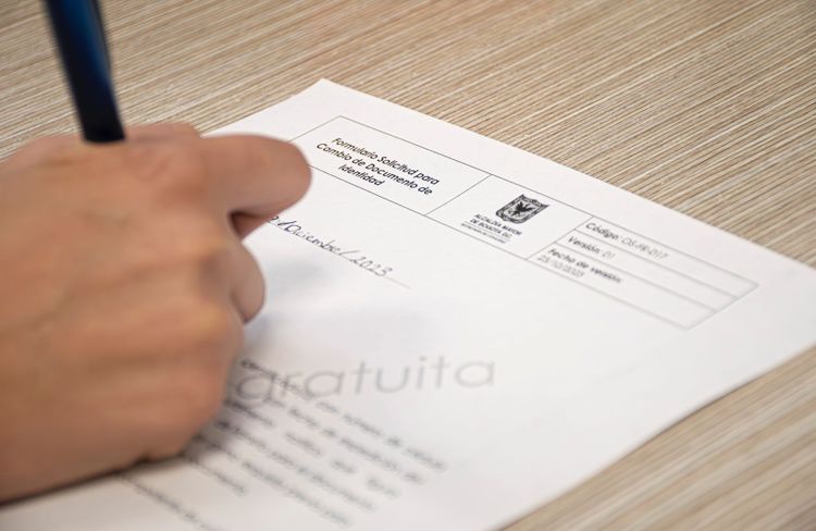 Persona diligenciando el Formulario Solicitud para Cambio de Documento de Identidad - Foto: Felipe Rocha © Consorcio Circulemos Digital, 2023 