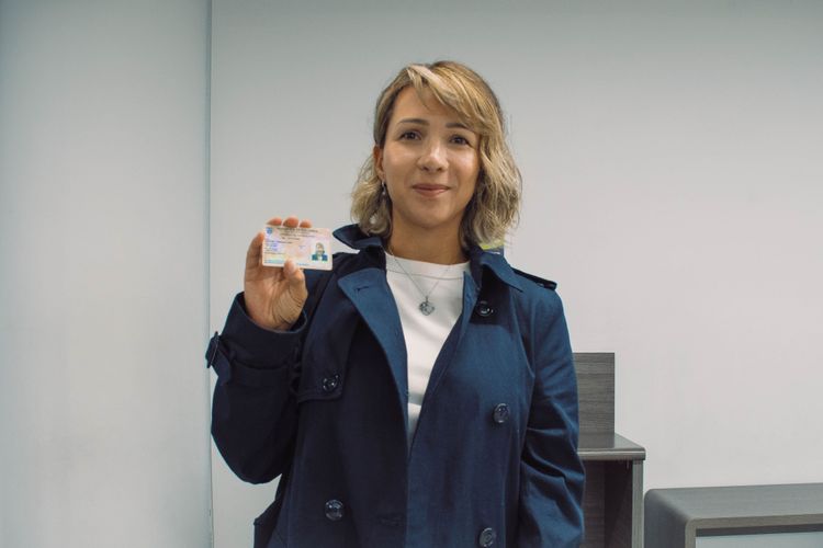 Mujer sostiene su licencia de conducción entregada en la Ventanilla Única de Servicios - Foto: Valentina Bachiller © Consorcio Circulemos Digital, 2026