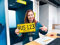 Analista de la Ventanilla Única de Servicios sostiene una placa vehicular matriculada en Bogotá - Foto: Valentina Bachiller © Consorcio Circulemos Digital, 2026