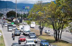 Vehículos transitando por vía bogotana - Foto: Felipe Rocha © Consorcio Circulemos Digital, 2023