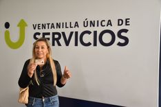 Ciudadana en la Ventanilla Única de Servicios sonríe por tener su nueva licencia de conducción - Foto: Felipe Rocha © Consorcio Circulemos Digital, 2023 