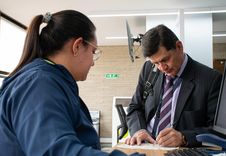 Ciudadano es atendido en la Ventanilla Única de Servicios para realizar un trámite - Foto: Felipe Rocha © Consorcio Circulemos Digital, 2024 