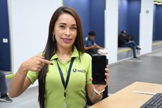 Analista integral de la Ventanilla Única de Servicios señala un celular - Foto: Felipe Rocha © Consorcio Circulemos Digital, 2023 