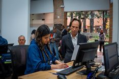  Atención al ciudadano por parte de analista en la VUS Parque Central Bavaria - Foto: Alfred Durán © Consorcio Circulemos Digital, 2024 