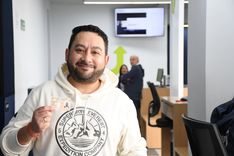 Ciudadano sostiene su nueva licencia de conducción tramitada en la Ventanilla Única de Servicios - Foto: Felipe Rocha - © Consorcio Circulemos Digital, 2023. 