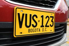 Placa de carro particular matriculado en Bogotá Foto: Felipe Rocha © Consorcio Circulemos Digital, 2024 