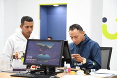 Analista valida el documento de identidad del ciudadano que realiza su trámite en la Ventanilla Única de Servicios - Foto: Felipe Rocha © Consorcio Circulemos Digital, 2023