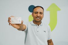 Ciudadano muestra feliz su licencia renovada en la Ventanilla - Foto: Valentina Bachiller © Consorcio Circulemos Digital, 2025 