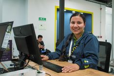 Colaboradora de la Ventanilla Única de Servicios sonriente en módulo de atención - Foto: Valentina Bachiller © Consorcio Circulemos Digital, 2025 