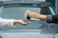 Entrega de llaves y licencia de tránsito de un vehículo automotor por traspaso de propiedad - Foto: Valentina Bachiller © Consorcio Circulemos Digital, 2025